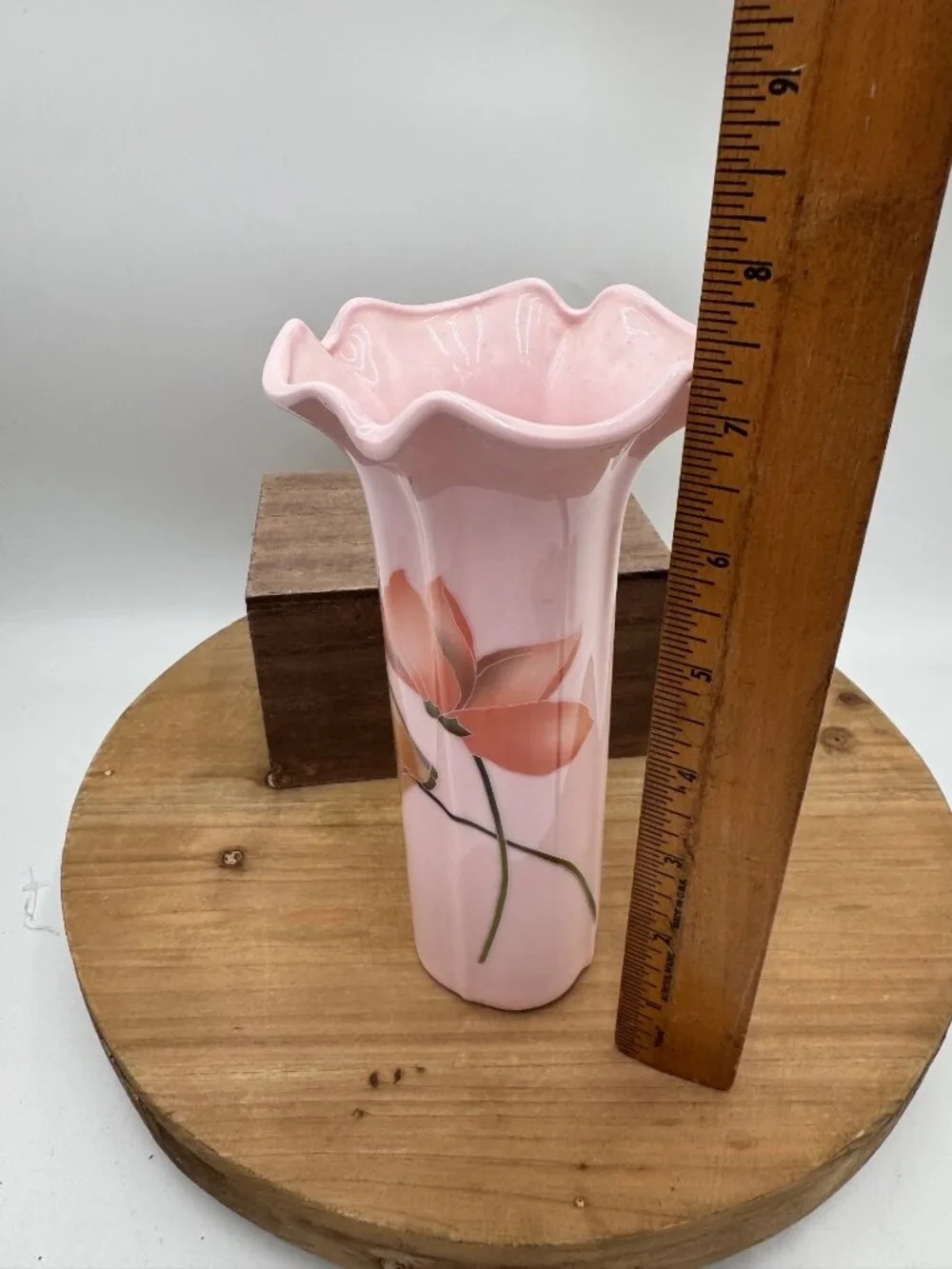 Toyo pink vase with ruffle like rim flower on front pink